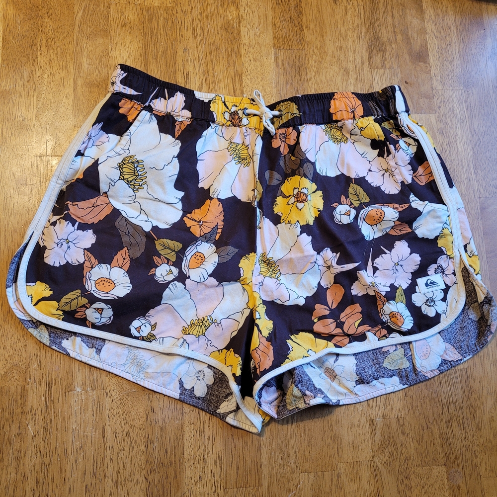 NWT Retro Floral Women's Shorts Quicksilver Brown Background